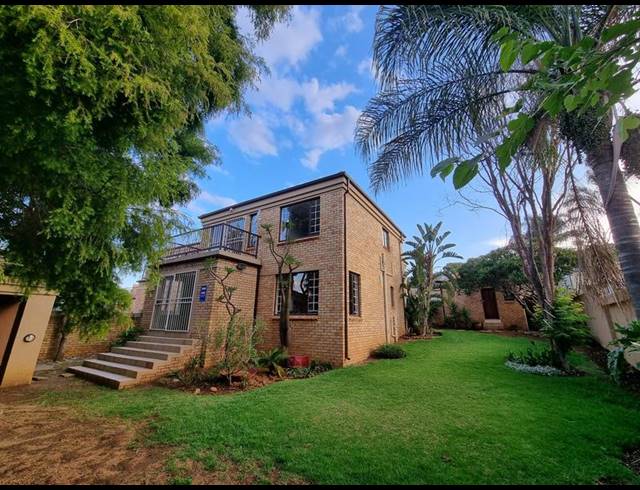 5 BEDROOM TOWNHOUSE FOR SALE IN AMAROSA